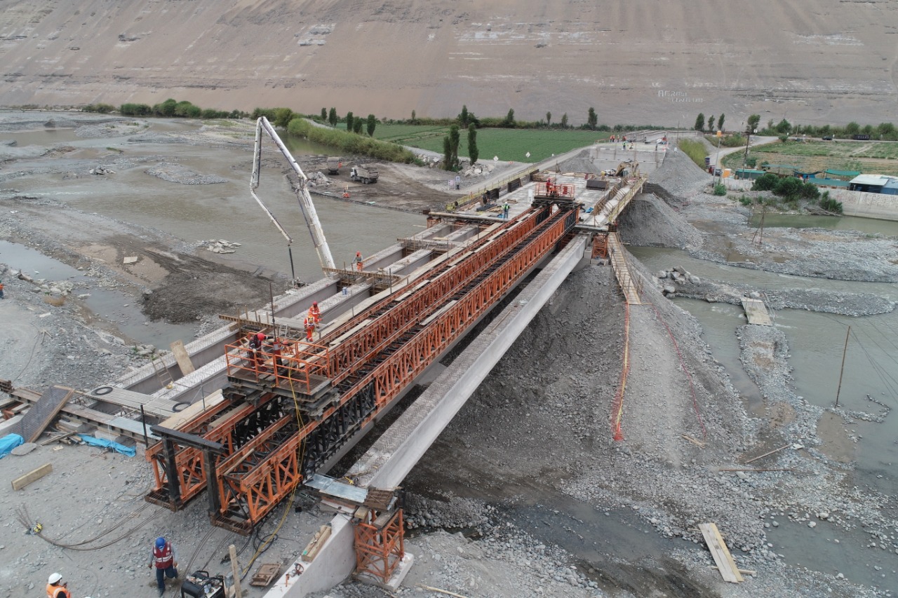 Estructura de puente durante su construcción, imagen del portafolio profesional de Miguel Luna Castro